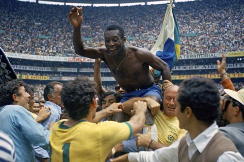 Ο Πελέ πανηγυρίζει την κατάκτηση του Παγκοσμίου Κυπέλλου το 1970