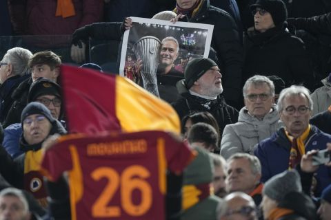 Οπαδός της Ρόμα δείχνει την αγάπη του προς τον Ζοζέ Μουρίνιο με πλακάτ που σήκωσε στο "Ολίμπικο" | 20 Ιανουαρίου 2024