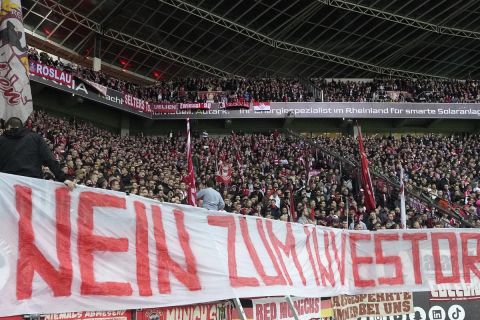 Φίλαθλοι της Μπάγερν διαμαρτύρονται για την πιθανή είσοδο επενδυτών στο γερμανικό ποδόσφαιρο κατά τη διάρκεια του αγώνα με τη Λεβερκούζεν για την Bundesliga 2023-2024 στην "Μπαϊαρένα", Λεβερκούζεν | Σάββατο 10 Φεβρουαρίου 2024