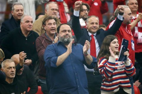 Ο Βαγγέλης Μαρινάκης χειροκροτεί τους παίκτες του Ολυμπιακού στον τελικό του Challenge Cup | 15 Μαρτίου 2023