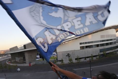 Οπαδός της Πόρτο κυματίζει τη σημαία της ομάδας έξω από το γήπεδο, Ντραγκάο
