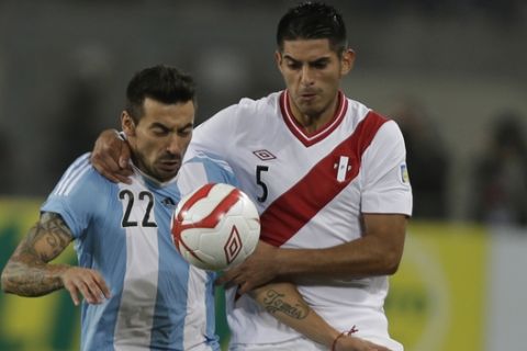 Argentina's Ezequiel Lavezzi, left, and Peru's Carlos Zambrano fight for the ball during a 2014 World Cup qualifying soccer match in Lima, Peru, Tuesday, Sept. 11, 2012. (AP Photo/Ricardo Mazalan)