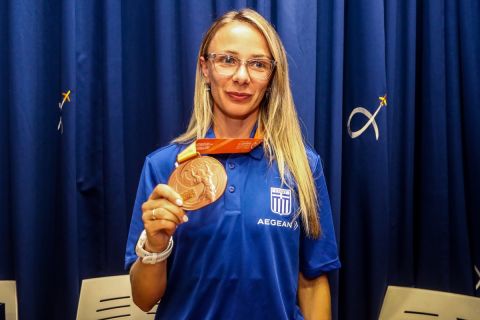 Η Αντιγόνη Ντρισμπιώτη καμαρώνει με το χάλκινο μετάλλιο που κατέκτησε στο Παγκόσμιο Πρωτάθλημα Ανοιχτού Στίβου στην Βουδαπέστη