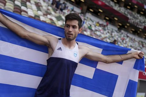 Ο Μίλτος Τεντόγλου πανηγυρίζει με την ελληνική σημαία μετά την κατάκτηση του χρυσού μεταλλίου | 2 Αυγούστου 2021