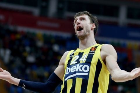 Ο Βέσελι σε φάση από αγώνα της Φενέρμπαχτσε στην EuroLeague