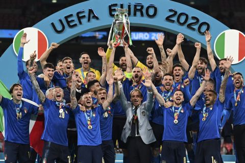 Οι παίκτες της εθνικής Ιταλίας πανηγυρίζουν την κατάκτηση του Euro 2020 στον τελικό κόντρα στην Αγγλία | 11 Ιουλίου 2021