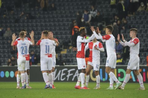 Οι παίκτες της Σλάβια πανηγυρίζουν γκολ που σημείωσαν κόντρα στη Φενέρμπαχτσε για τα μπαράζ της φάσης των 16 του Europa Conference League 2021-2022 στο "Σουκρού Σαράτσογλου", Κωνσταντινούπολη | Πέμπτη 17 Φεβρουαρίου 2022