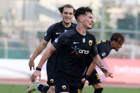 Ο Χριστόπουλος πανηγυρίζει το γκολ της ΑΕΚ κόντρα στην Καλαμάτα στην πρεμιέρα της Super League 2 | 7 Νοεμβρίου 2021