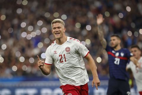 Ο άσος της Δανίας Αντρέας Κορνίλιους πανηγυρίζει το γκολ που πέτυχε κόντρα στη Γαλλία σε αγώνα το Nations League, στο Παρίσι
