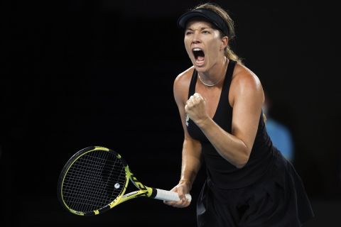 Η Ντανιέλε Κόλινς πανηγυρίζει πόντο σε ματς κόντρα στην Ίγκα Σβιόντεκ στα ημιτελικά του Australian Open | 27 Ιανουαρίου 2022
