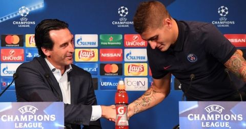 Paris Saint-Germain's Spanish head coach Unai Emery (L) shakes hands with Paris Saint-Germain's Italian midfielder Marco Verratti during a press conference on the eve of the team's UEFA Champions League football match against Arsenal on September 12, 2016 at the Parc des Princes stadium in Paris. / AFP / FRANCK FIFE        (Photo credit should read FRANCK FIFE/AFP/Getty Images)