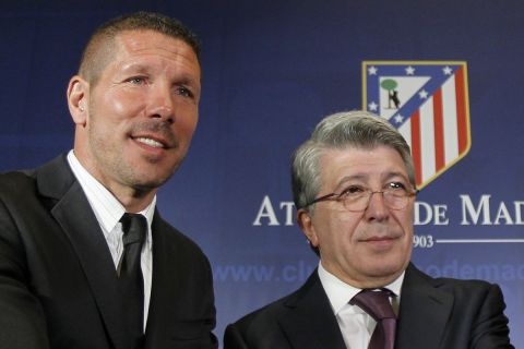Ενρίκε Θερέθο και Ντιέγκο Σιμεόνε κατά την επίσημη παρουσίαση του Αργεντινού ως νέου προπονητή της Ατλέτικο | 27 Δεκεμβρίου 2011