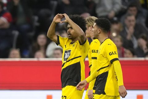 Ο Καρίμ Αντεγέμι της Ντόρτμουντ πανηγυρίζει γκολ που σημείωσε κόντρα στην Μπάγερν για την Bundesliga 2023-2024 στην "Άλιαντς Αρένα", Μόναχο | Σάββατο 30 Μαρτίου 2024