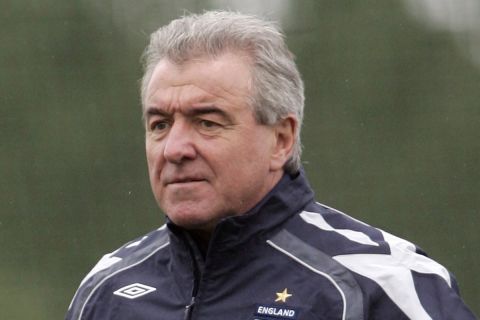 England#s assistant coach Terry Venables watches the England squad train at London Colney in north London ahead of their international friendly soccer match against Brazil, Monday, May 28, 2007. (AP Photo/Sang Tan)