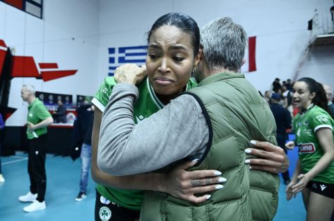 Ολυμπιακός - Παναθηναϊκός: Τα δάκρυα χαράς της συγκινημένης Άτκινσον που έζησε έντονα την κατάκτηση του τίτλου 