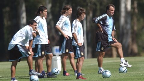 Players Carlos Tevez, Juan Roman Riquelme, Hernan Crespo, Leandro Romagnoli and coach Marcelo Bielsa watch a training session of the national soccerteam in Buenos Aires, Monday, March 29, 2004. Argentina will face Ecuador on Tuesday in a qualifying match for Germany 2006 World Cup. (AP Photo/Natacha Pisarenko)