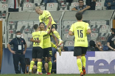 Οι παίκτες της Ντόρτμουντ πανηγυρίζουν γκολ κόντρα στην Μπεσίκτας για το Champions League | 15 Σεπτεμβρίου 2021
