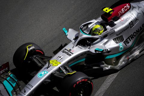 Ο οδηγός της Mercedes Lewis Hamilton οδηγεί το αυτοκίνητό του κατά τη διάρκεια της τρίτης ελεύθερας πρακτικής στον ιππόδρομο του Μονακό,, το Σάββατο 28 Μαΐου 2022.