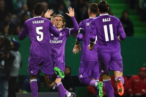 Real Madrid's players celebrate after Real Madrid's French defender Raphael Varane scored during the UEFA Champions League football match Sporting CP vs Real Madrid CF at the Jose Alvalade stadium in Lisbon on November 22, 2016. / AFP / PATRICIA DE MELO MOREIRA        (Photo credit should read PATRICIA DE MELO MOREIRA/AFP/Getty Images)