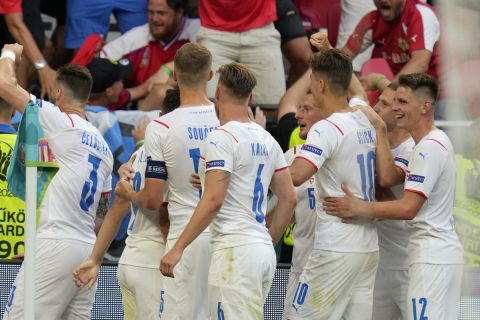Οι παίκτες της Τσεχίας πανηγυρίζουν το γκολ επί της Ολλανδίας | 27 Ιουνίου 2021