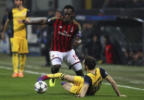 MILAN, ITALY - FEBRUARY 19:  Michael Essien of AC Milan competes for the ball with Juanfran of Club Atletico de Madrid during the UEFA Champions League Round of 16 match between AC Milan and Club Atletico de Madrid at Stadio Giuseppe Meazza on February 19, 2014 in Milan, Italy.  (Photo by Marco Luzzani/Getty Images)
