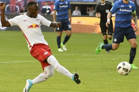 Leipzig's Naby Keita, left, scores a goal during the German first division Bundesliga soccer match between RB Leipzig and SV Darmstadt 98 in Leipzig, Germany, Saturday, April 1, 2017. (AP Photo/Jens Meyer)