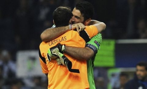 Porto's goalkeeper Iker Casillas, left, and Juventus goalkeeper Gianluigi Buffon hug each other at the end of the Champions League round of 16, first leg, soccer match between FC Porto and Juventus at the Dragao stadium in Porto, Portugal, Wednesday, Feb. 22, 2017. (AP Photo/Paulo Duarte)
