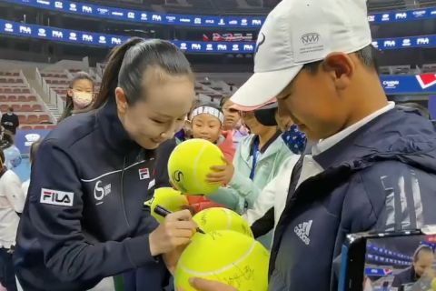 Η Σουάι Πενγκ εμφανίστηκε σε τουρνουά νέων και υπέγραφε μπάλες τένις