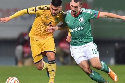 Metalist Kharkiv's Cristian Villagra (L) and Legia Warsaw's Michal Kucharczyk (R) vie for the ball during the UEFA Europa League Group L football match between Metalist Kharkiv and Legia Warsaw on October 22, 2014 in Kiev. AFP PHOTO / SERGEI SUPINSKY        (Photo credit should read SERGEI SUPINSKY/AFP/Getty Images)