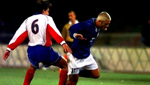 Russia's Yuri Kovton , left, and Italy's Fabrizio Ravanelli during their second leg playoff match of the 1998 Soccer World Cup  in Naples, Saturday, November 15, 1997. Italy won 1-0. (AP Photo/Luca Bruno)