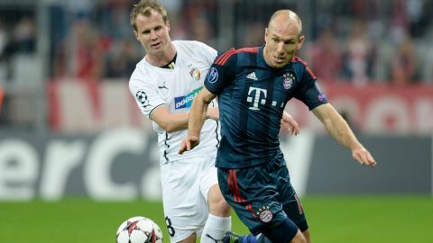 Plzen's defender David Limbersky (L) and Bayern Munich's Dutch midfielder Arjen Robben (R) vie for the ball during the UEFA Champions League group D match between German first division Bundesliga football club Bayern Munich and Czech football club Viktoria Plzen in Munich, southern Germany, on October 23, 2013. AFP PHOTO / CHRISTOF STACHE        (Photo credit should read CHRISTOF STACHE/AFP/Getty Images)