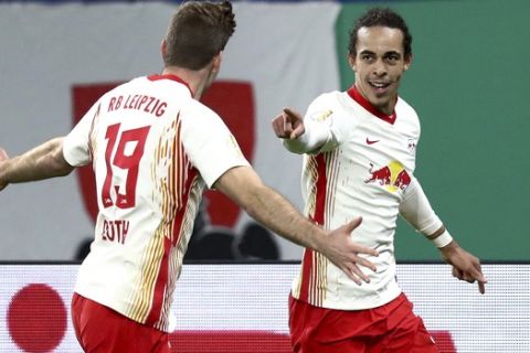 Σέρλοθ και Πούλσεν πανηγυρίζουν γκολ της Λειψίας στο Κύπελλο Γερμανίας απέναντι στην Βόλφσμπουργκ