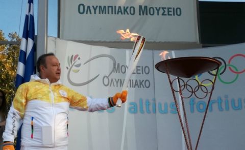Η Ολυμπιακή Φλόγα φωτίζει το άγαλμα του Μεγάλου Αλεξάνδρου