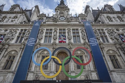 Οι Ολυμπιακοί Κύκλοι μπροστά από το Δημαρχείο του Παρισιού | Κυριακή 30 Απριλίου 2023