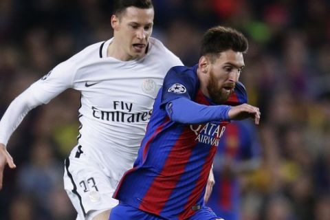 Barcelona's Lionel Messi, right, is chased by PSG's Julian Draxler during the Champion's League round of 16, second leg soccer match between FC Barcelona and Paris Saint Germain at the Camp Nou stadium in Barcelona, Spain, Wednesday March 8, 2017. (AP Photo/Manu Fernandez)