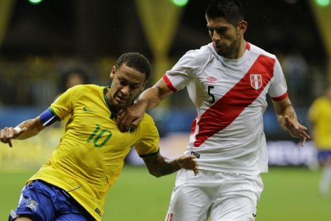 Brazil's Neymar fights for the ball with Peru's Carlos Zambrano, right, during a 2018 World Cup qualifying soccer match in Salvador, Brazil, Tuesday, Nov. 17, 2015. (AP Photo/Nelson Antoine)