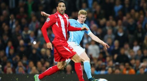 MANCHESTER, ENGLAND - OCTOBER 21:  Kevin De Bruyne of Manchester City shoots under pressure from Adil Rami of Sevilla during the UEFA Champions League Group D match between Manchester City and Sevilla at Etihad Stadium on October 21, 2015 in Manchester, United Kingdom.  (Photo by Alex Livesey/Getty Images)