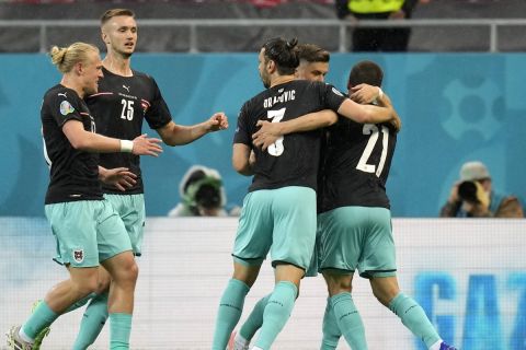 Οι παίκτες της Αυστρίας πανηγυρίζουν το γκολ του Λάινερ επί της Βόρειας Μακεδονίας | 13 Ιουνίου 2021