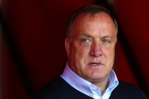 Sunderland manager Dick Advocaat awaits the start of their English Premier League soccer match between Sunderland and Tottenham Hotspur at the Stadium of Light, Sunderland, England, Sunday, Sept. 13, 2015. (AP Photo/Scott Heppell)
