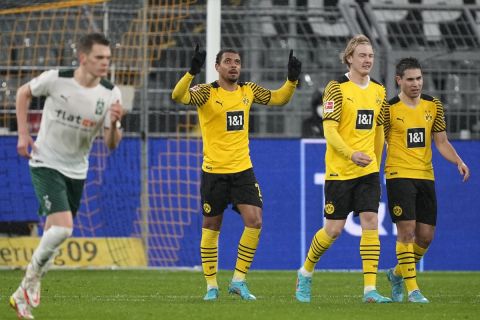 Οι παίκτες της Ντόρτμουντ πανηγυρίζουν γκολ κόντρα στην Γκλάντμπαχ σε ματς για την Bundesliga | 20 Φεβρουαρίου 2022