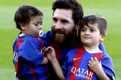 FC Barcelona's Lionel Messi, center, poses with his sons Mateo, left, and Thiago prior of the Spanish La Liga soccer match between FC Barcelona and Villarreal at the Camp Nou stadium in Barcelona, Spain, Saturday, May 6, 2017. (AP Photo/Manu Fernandez)