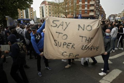 Οι οπαδοί της Τσέλσι διαμαρτύρονται για τη European Super League εξω από το γήπεδο των μπλε/ 20-04-2021