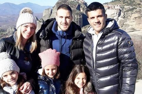 Ολυμπιακός: Η μεταφράστρια Mαρίνα Τσαλή με τον σύζυγο, τα παιδιά και τον Φορτούνη στα Μετέωρα