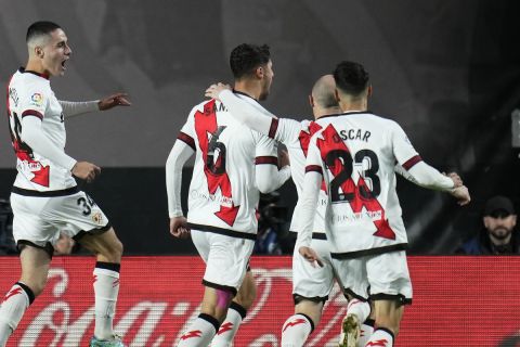 Οι παίκτες της Ράγιο Βαγεκάνο πανηγυρίζουν γκολ του Σάντι Κομεσάνια κόντρα στην Ρεάλ | 7 Νοεμβρίου 2022