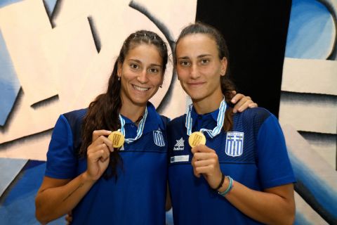 Η Αννέτα και η Μαρία Κυρίδου με τα μετάλλια που κατέκτησαν στο Παγκόσμιο πρωτάθλημα κωπηλασίας Κ23 το 2019