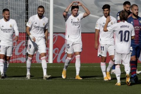 O Φεντερίκο Βαλβέρδε πανηγυρίζει το τρίτο γκολ της Ρεάλ Μαδρίτης κόντρα στην Ουέσκα για την La Liga