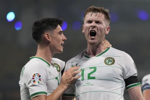 Ο Νέιθαν Κόλινς της Ιρλανδίας πανηγυρίζει γκολ που σημείωσε κόντρα στην Ελλάδα για τους προκριματικούς ομίλους του Euro 2024 στην "OPAP Arena" | Δευτέρα 19 Ιουνίου 2023
