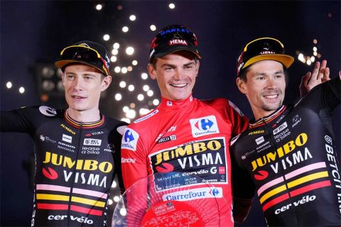 Οι τρεις νικητές των τριών μεγάλων γύρων του 2023, όλοι από την ίδια ομάδα (Jumbo Visma), κάτι που συνέβη για πρώτη φορά στην ιστορία της ποδηλασίας. Από αριστερά, Γιόνας Βίνγκεγκορντ (Γύρος Γαλλίας), Σεπ Κους (Γύρος Ισπανίας) και Πρίμος Ρόγκλιτς (Γύρος Ιταλίας). 