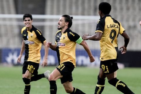 Οι παίκτες της ΑΕΚ πανηγυρίζουν το γκολ του Σιμόες