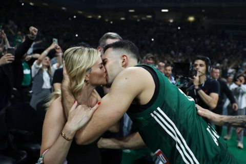 Παναθηναϊκός AKTOR: Το φιλί του Κώστα Σλούκα στη σύζυγό του μετά την πρόκριση στο Final Four